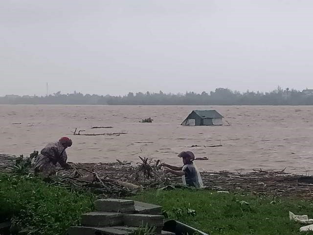 Các địa phương cần kiểm soát, không để người dân vớt củi trên sông, đề phòng nguy hiểm do hoàn lưu bão số 7. Ảnh: PCTT