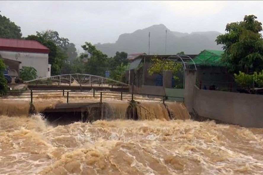 Dự báo lũ trên các sông tiếp tục lên cao bởi mưa lớn do hoàn lưu bão số 7. Ảnh: TTXVN