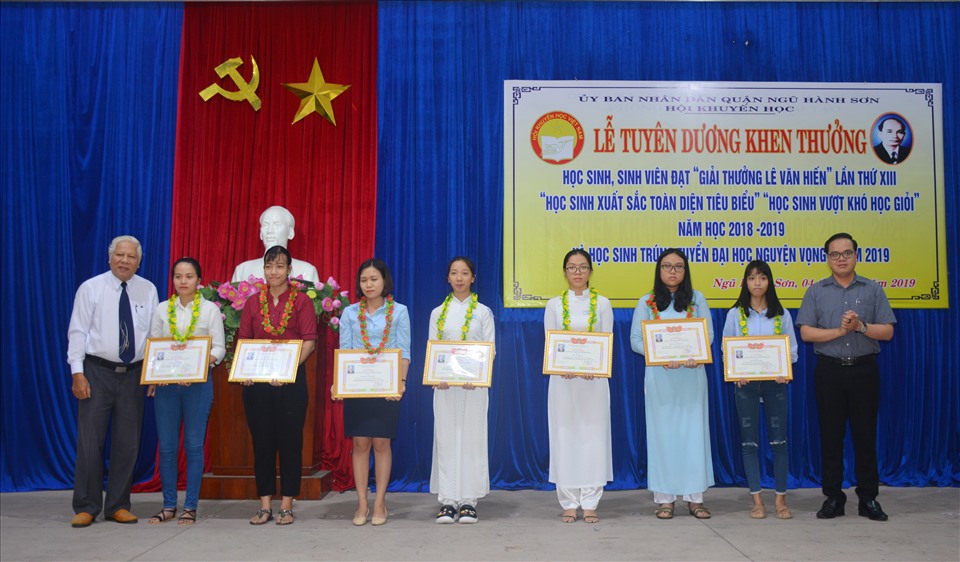 Ông Xạ trao Giải thưởng Lê Văn Hiến tại quận Ngũ Hành Sơn. Ảnh: Lê Văn Thơm