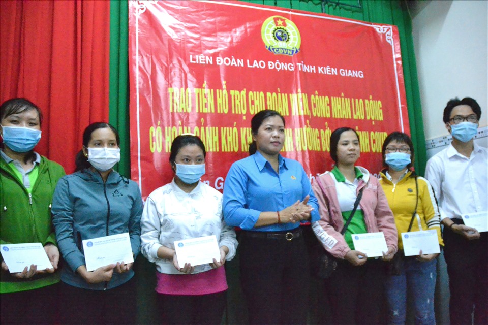 Phó Chủ tịch LĐLĐ tỉnh Kiên Giang Nguyễn Thị Hoàn Xuân tặng quà cho đoàn viên bị ảnh hưởng dịch COVID-19. Ảnh: Lục Tùng