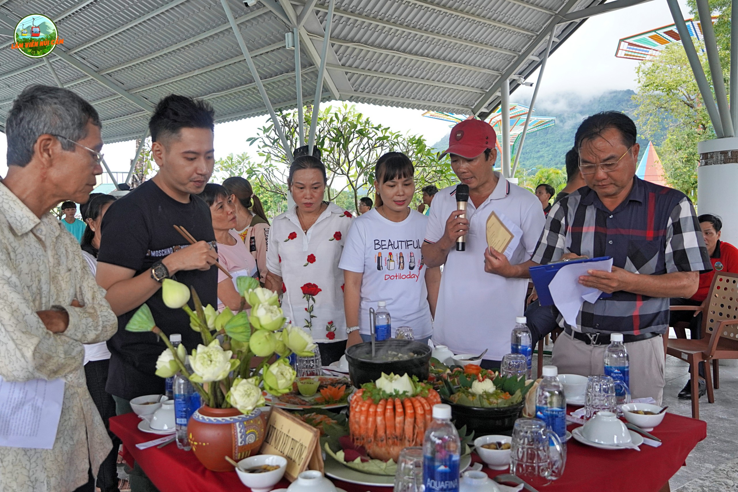 Hội thi nấu ăn và trang trí bàn tiệc chào mừng Ngày Phụ nữ Việt Nam. Ảnh: Cẩm Tú