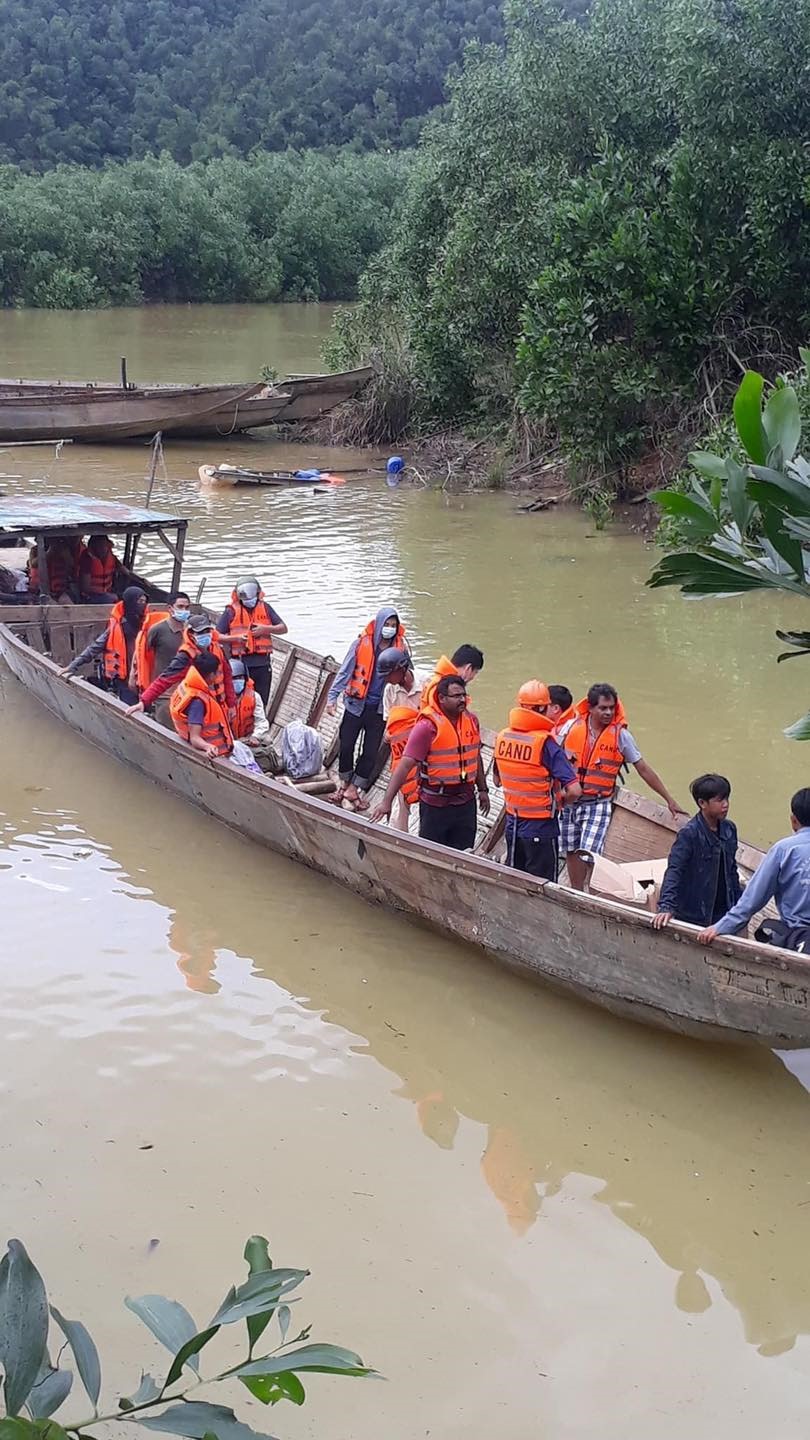 Xác người này cũng được đưa ra bằng thuyền. Ảnh: Hương Cần.