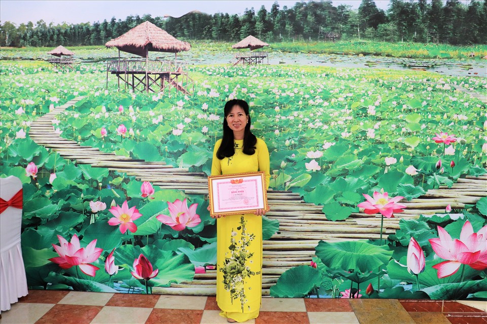 Nữ công nhân Phan Thị Phương Trà nhận Bằng khen của UBND Tỉnh Đồng Tháp vì đã có thành tích xuất sắc trong thực hiện phong trào thi đua “Phụ nữ tích cực học tập, lao động sáng tạo, xây dựng gia đình hạnh phúc” năm 2020. Ảnh: Lưu Hùng