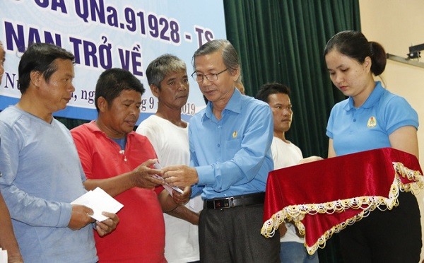 Phó Chủ tịch Thường trực LĐLĐ tỉnh Quảng Nam Phan Minh Á trao quà cho ngư dân gặp nạn trên biển trở về. Ảnh: Thu Hiền