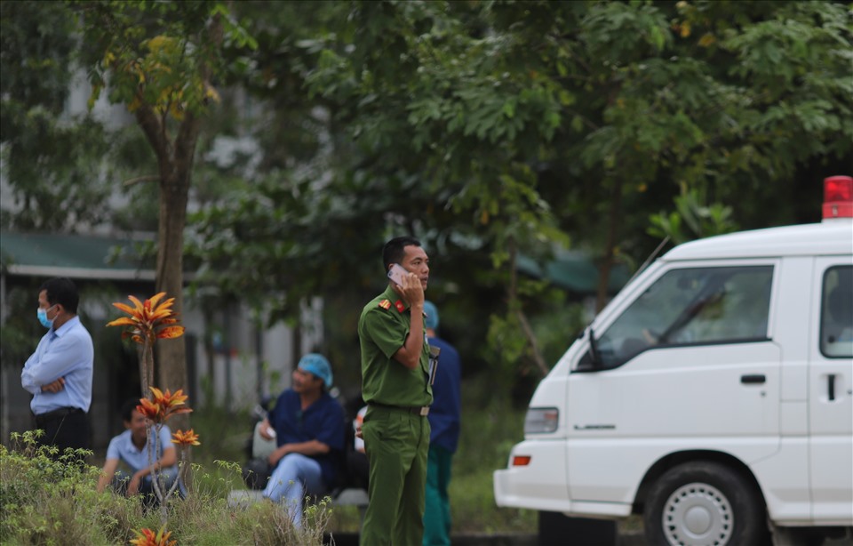 Tại khu vực khuôn viên bệnh viện, lực lượng công an xã Bình Tiến (thị xã Hương Trà) đã lấy thông tin từ người nhà các nạn nhân hiện còn mất tích để thông báo cho lực lượng cứu hộ. Ảnh: Hữu Long