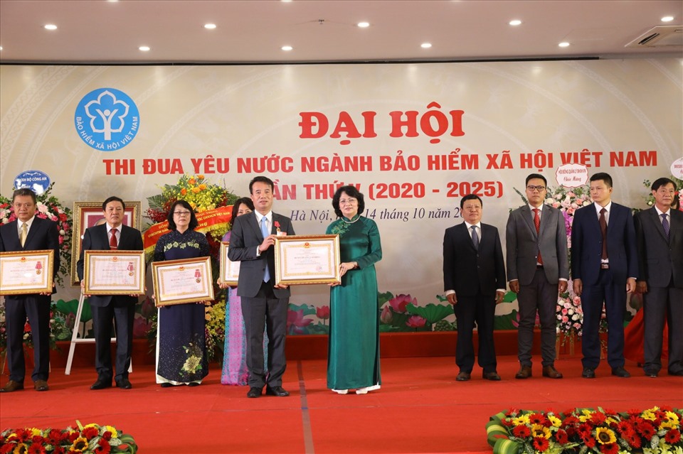 Phó Chủ tịch Nước Đặng Thị Ngọc Thịnh tặng Huân chương Lao động cho các tập thể, cá nhân của BHXH Việt Nam. Ảnh: Hải Nguyễn