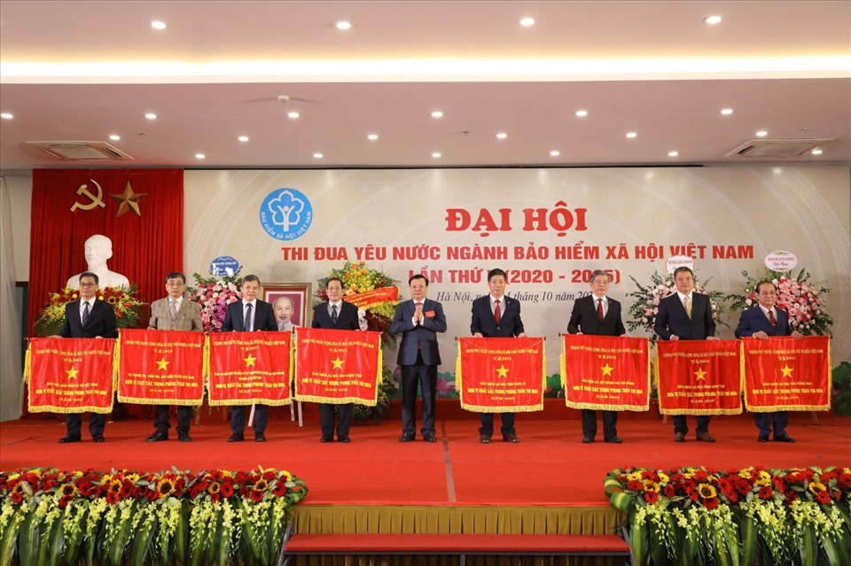 Ông Đinh Tiến Dũng - Bộ trưởng Bộ Tài chính trao Cờ thi đua của Chính phủ cho 8 tập thể. Ảnh: Hải Nguyễn