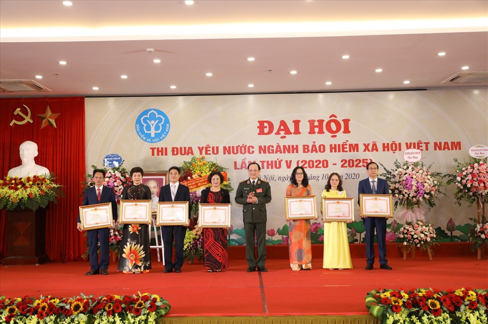 Thượng tướng Nguyễn Văn Thành, Thứ trưởng Bộ Công an trao Bằng khen của Thủ tướng cho các tập thể và cá nhân. Ảnh: Hải Nguyễn