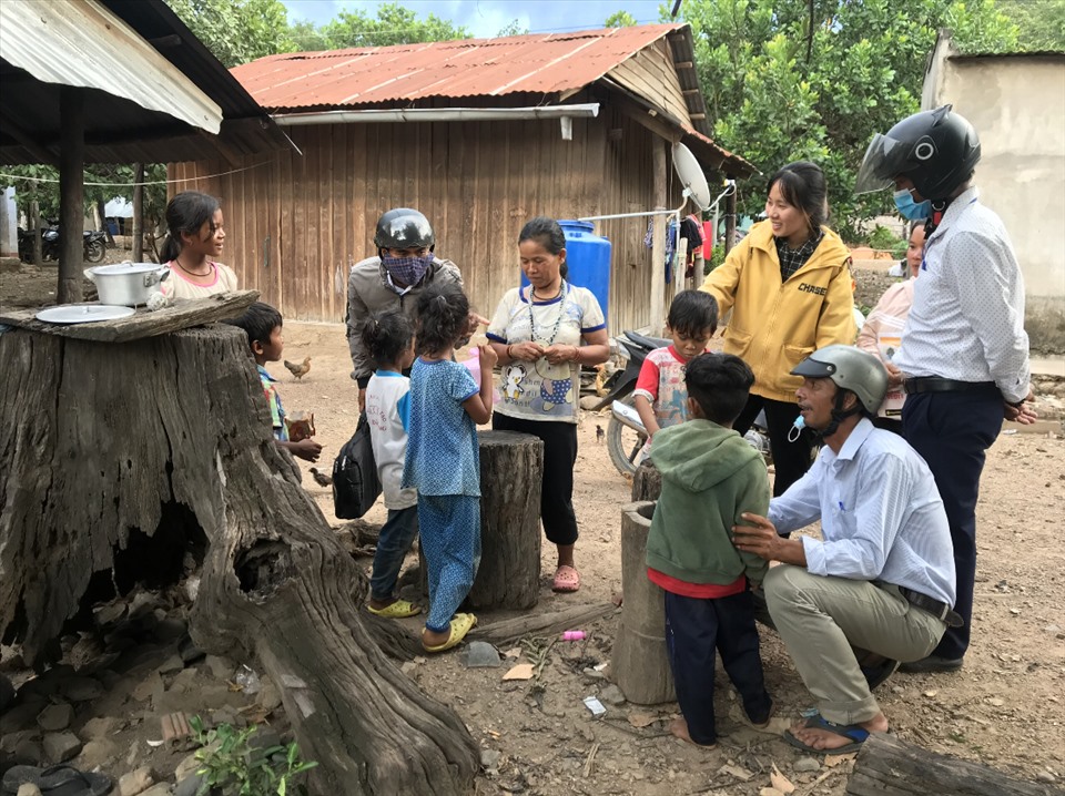 Tác phẩm “Vận động học sinh đi học” của tác giả Trần Văn Toản- CĐ Trường Tiểu học Phước Tân B (huyện Bác Ái, Ninh Thuận).