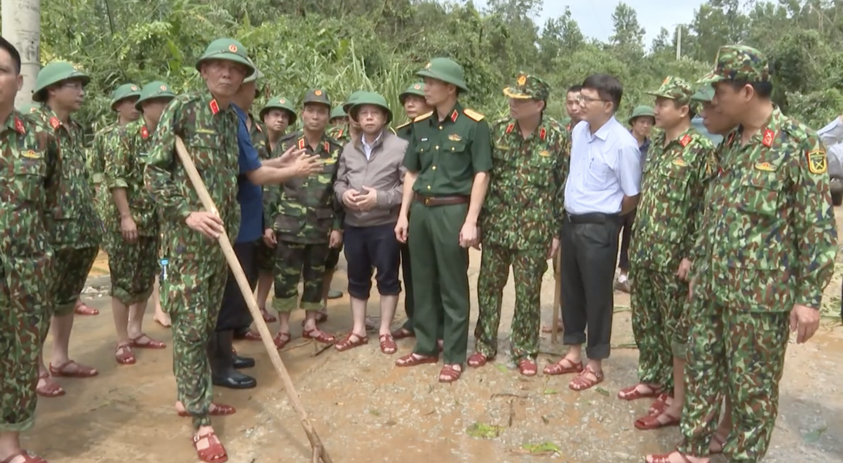 Quân khu 4, chính quyền tỉnh Thừa Thiên Huế huy động một lực lớn nhân lực, vật lực để tham gia vào công tác tìm kiếm cứu nạn. Ảnh: Hữu Long
