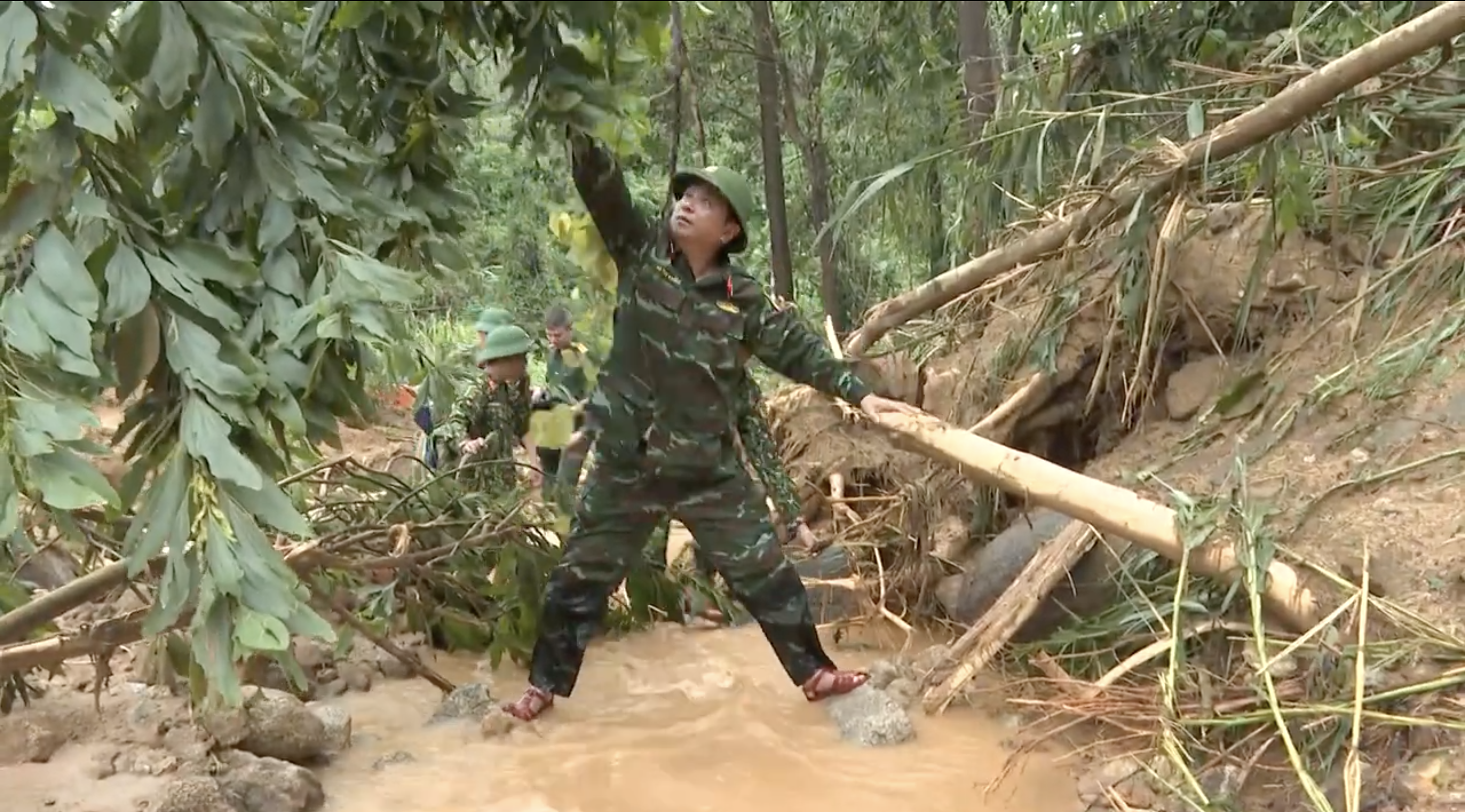 Quân khu 4, chính quyền tỉnh Thừa Thiên Huế huy động một lực lớn nhân lực, vật lực để tham gia vào công tác tìm kiếm cứu nạn. Ảnh: Hữu Long