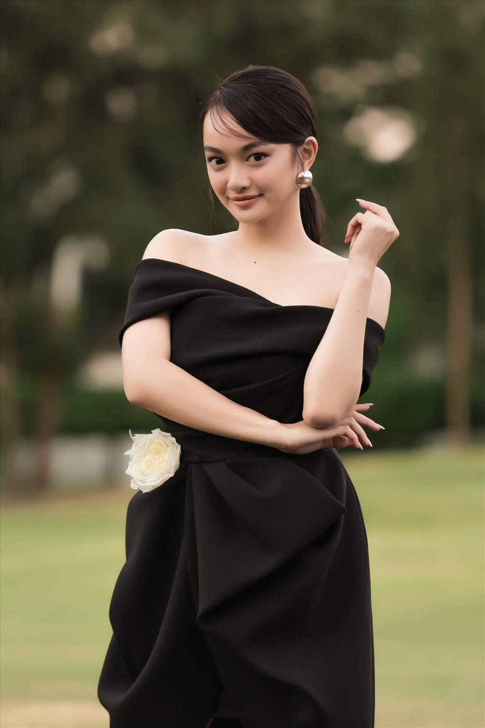 Kaity Nguyễn sang trọng trong bộ đầm đen.