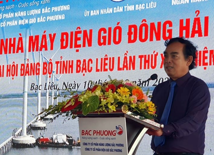 Chủ tịch UBND tỉnh Bạc Liêu Dương Thành Trung chia sẻ công tác thu hút đầu tư năng lượng điện gió tại lễ khởi công (ảnh Nhật Hồ)