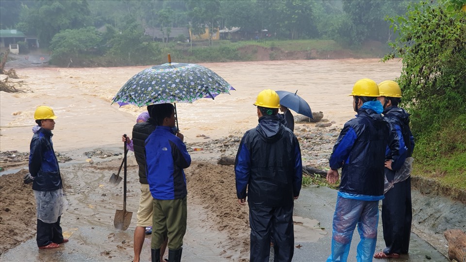 Ngập lụt tại cầu tràn lên Cửa khẩu Quốc tế La Lay gây khó khăn trong việc tiếp cận hiện trường
