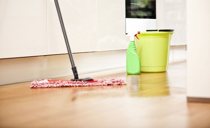 Làm sạch sàn nhà một cách nhanh chóng và sạch bóng với những mẹo đơn giản. Ảnh: TL