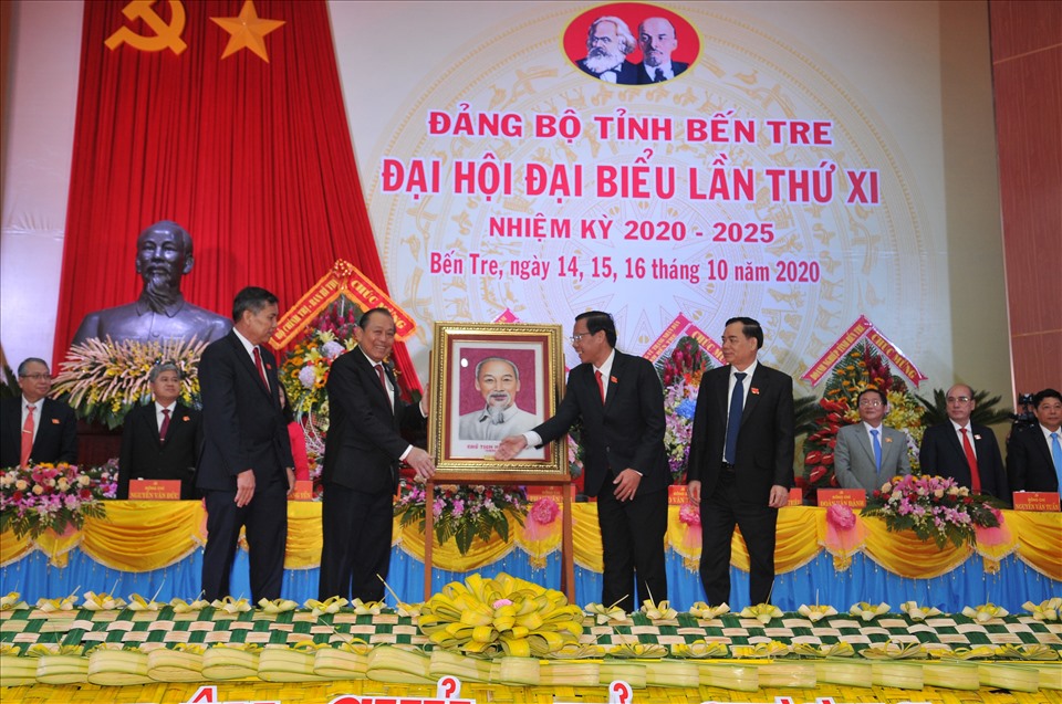 Phó Thủ tướng Trương Hòa Bình trao tặng Đảng bộ và Nhân dân Bến Tre bức chân dung Chủ tịch Hồ Chí Minh. Ảnh: BTC