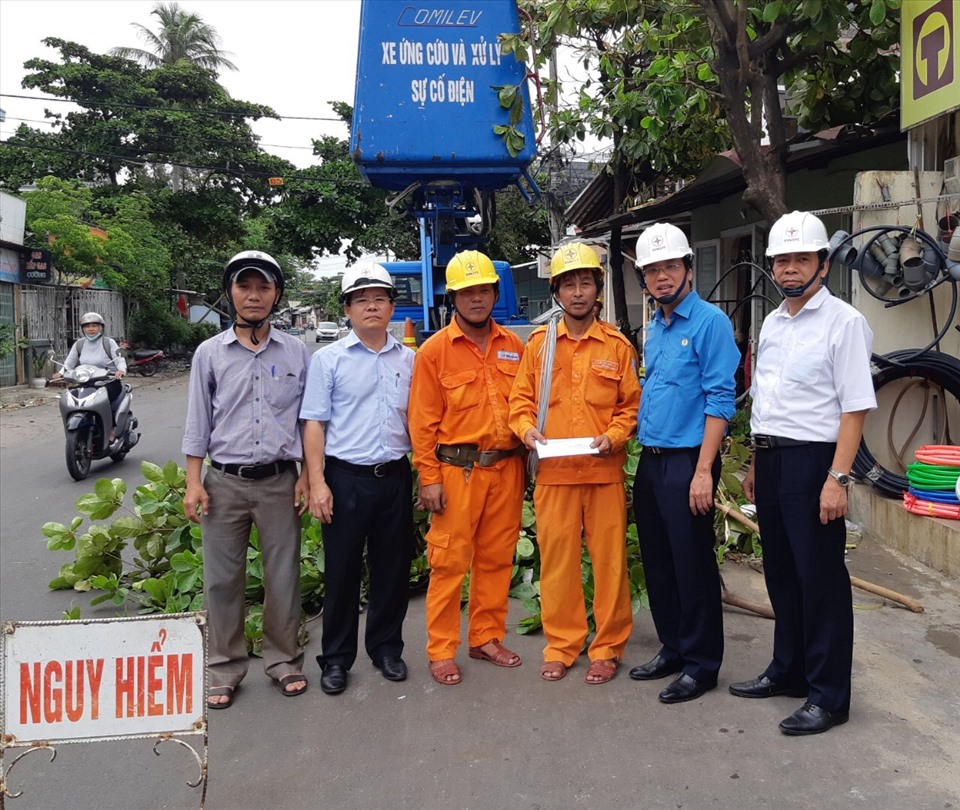 Đoàn công tác của Công đoàn Điện lực Việt Nam đã thăm và động viên các đơn vị tham gia khắc phục sau bão số 5 tại tỉnh Thừa Thiên Huế. Ảnh: CĐ ĐLVN