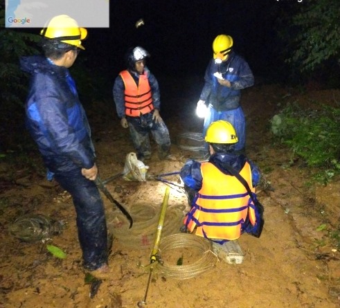 Ngay trong đêm, nhân viên Cty điện lực Quảng Nam tập trung xử lý sự cố cây rừng đổ vào đường dây 35kV Hiệp Đức - Phước Sơn gây đứt dây. Ảnh: PCQN