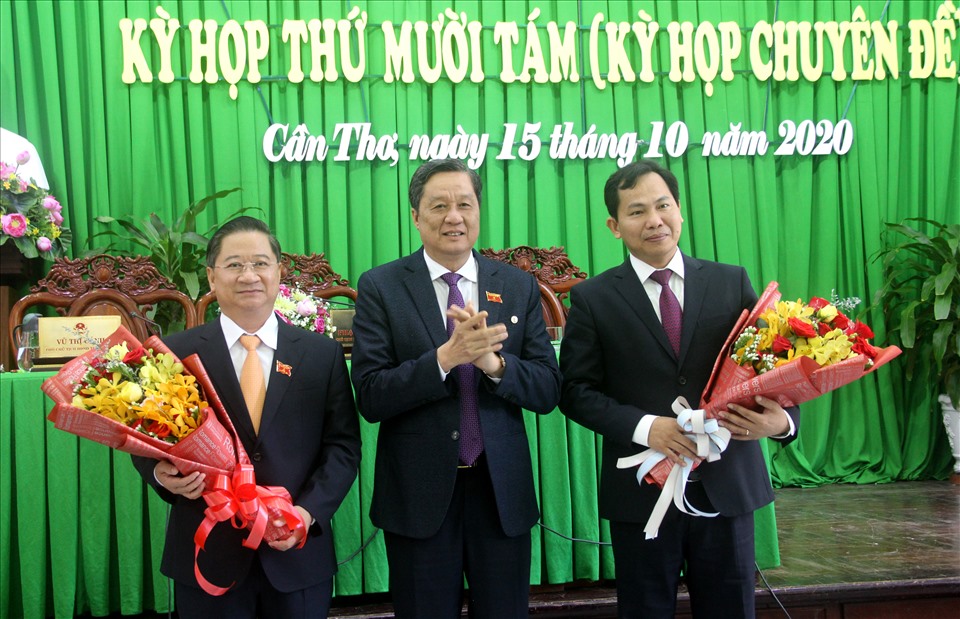 Ông Trần Việt Trường (bìa trái) và ông Lê Quang Mạnh (bìa phải) nhận hoa chúc mừng