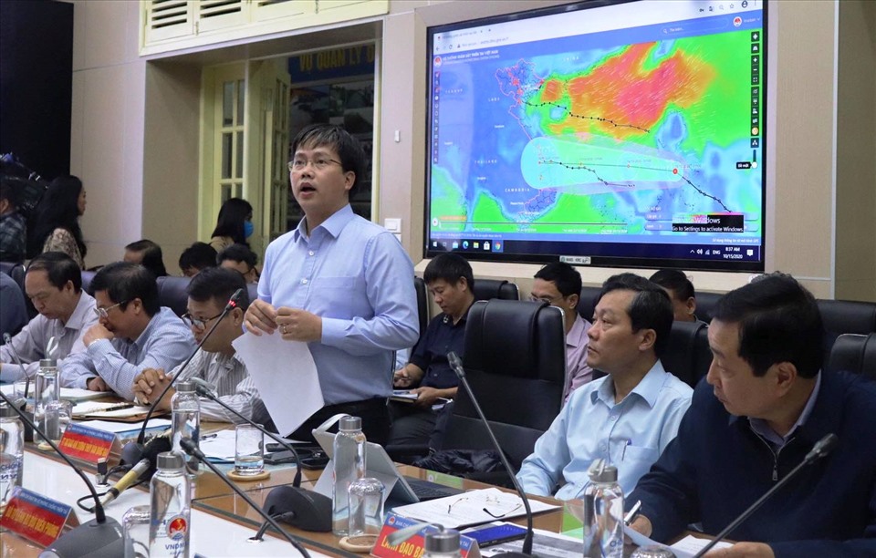 Giám đốc Trung tâm Dự báo KTTV Quốc gia Mai Văn Khiêm thông tin về áp thấp nhiệt đới mới. Ảnh: VL