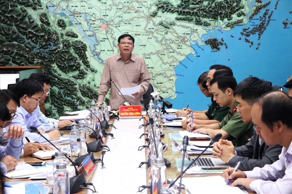 Phó Trưởng BCĐ Trung ương về PCTT - Bộ trưởng Bộ NNPTNT Nguyễn Xuân Cường chủ trì họp ứng phó với hoàn lưu bão số 7 và áp thấp nhiệt đới mới có thể mạnh lên thành bão. Ảnh: Vũ Long