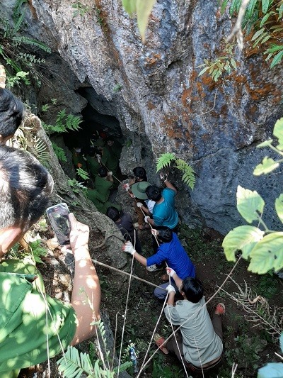 Lực lượng Cảnh sát PCCC và CNCH tìm kiếm và đưa nạn nhân lên khỏi hang. Ảnh: Công an Hà Giang