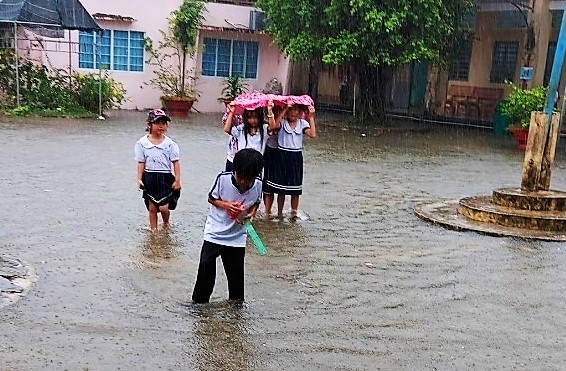 Học sinh ở các điểm trường bị ngập nước của tỉnh Kiên Giang được nghỉ học 3 ngày từ 15-17.10 để đảm bảo an toàn. Ảnh: PV