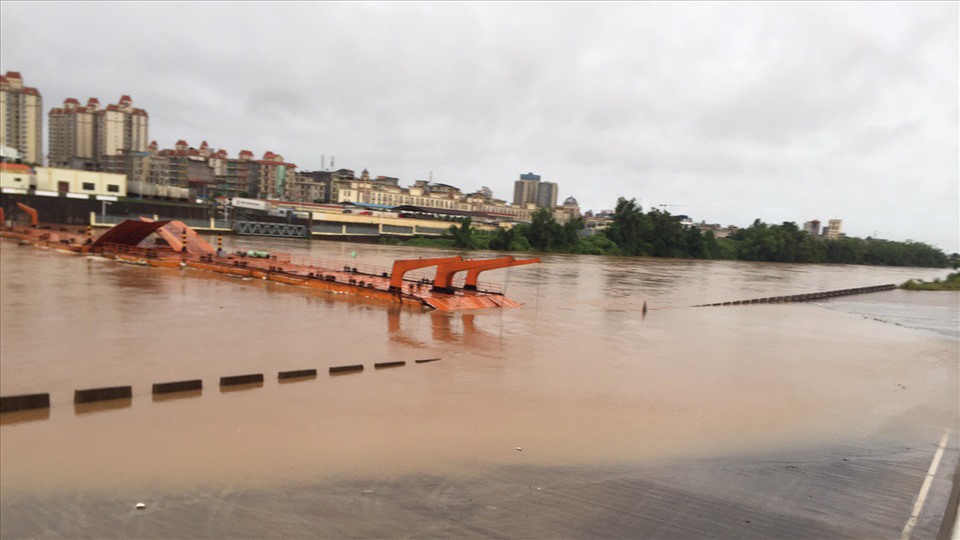 Khu vực cầu phao tại thuộc cảng Thành Đạt CDC (TP. Móng Cái, Quảng Ninh) đã bị nước lũ dâng cao gây “tê liệt” hoạt động XNK với Trung Quốc sáng ngày 15.10. Ảnh: T.N.D
