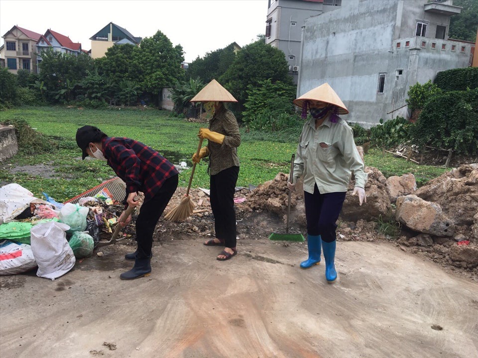 Bà Mai Thị Xanh cùng người dân trong thôn Sài Khê thường xuyên dọn dẹp đường làng, ngõ xóm, giữ gìn vệ sinh xanh - sạch- đẹp. Ảnh: LN