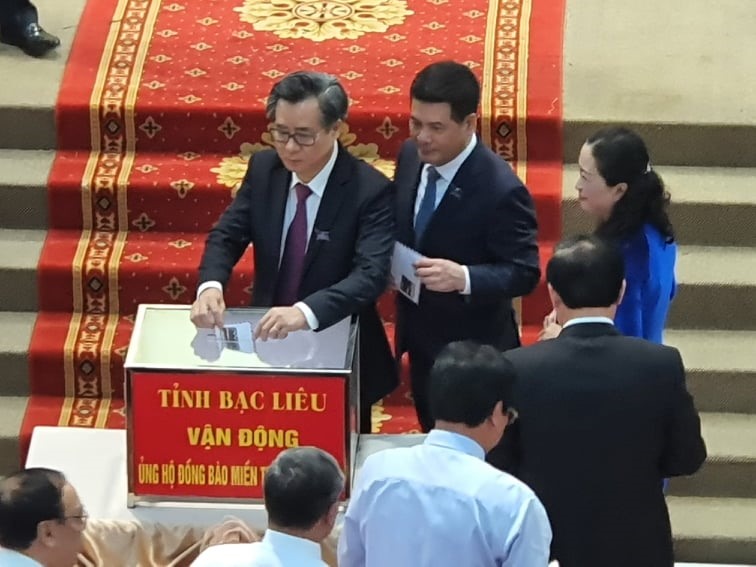 Phó Ban Tổ chức Trung ương Nguyễn Quang Dương ủng hộ vào quỹ hỗ trợ đồng bào miền Trung gặp lủ lụt do MTTQ Việt Nam phát động tại Đại hội Đảng tỉnh Bạc Liêu (ảnh Nhật Hồ)