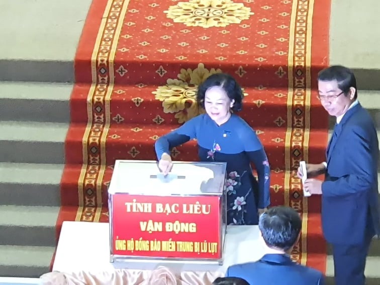 Bà Trương Thị Mai hưởng ứng lời kêu gọi của MTTQ Việt Nam chia sẻ khó khăn với đồng bào bị lủ lụt miền Trung (ảnh Nhật Hồ)