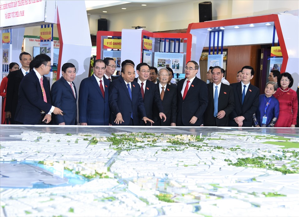 Các đồng chí lãnh đạo, nguyên lãnh đạo Đảng, Nhà nước xem bản đồ quy hoạch TPHCM được trưng bày tại triển lãm của Đại hội Đảng bộ TPHCM lần thứ XI. Ảnh Nam Dương