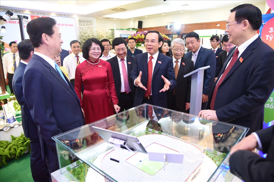Các lãnh đạo Đảng, Nhà nước tham quan mô hình sân vận động mà doanh nghiệp Việt Nam xuất khẩu cho Quata để chuẩn bị World Cop 2022 được trưng bày tại triển lãm của Đại hội Đảng bộ TPHCM lần thứ XI. Ảnh Nam Dương