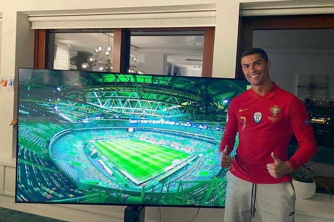 Ronaldo theo dõi Bồ Đào Nha thi đấu qua tivi. Ảnh chụp màn hình