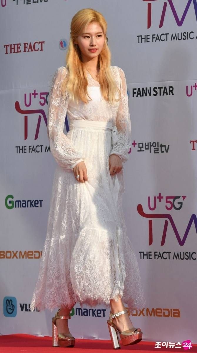 Nữ ca sĩ Sana trông như thiên thần khi diện váy ren trắng dáng dài. Ảnh chụp màn hình.