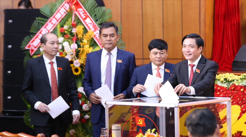 Các đại biểu bỏ phiếu tại Đại hội Đảng bộ tỉnh Đắk Lắk khóa XVII, nhiệm kỳ 2020-2025. Ảnh Kim Bảo