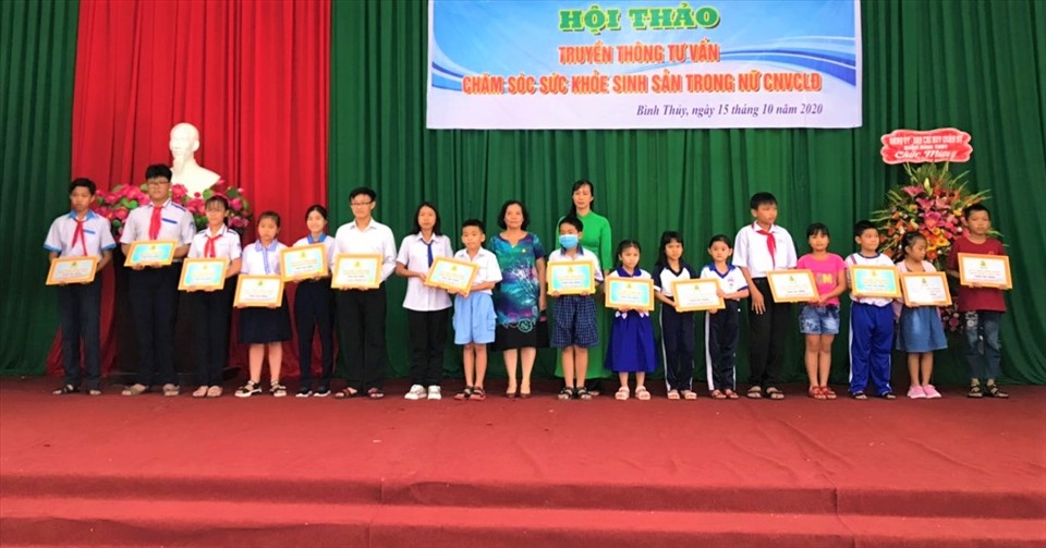 LĐLĐ quận Bình Thủy trao 81 suất học bổng cho các em học sinh, sinh viên là con của đoàn viên CNVCLĐ có thành tích vượt khó học giỏi.