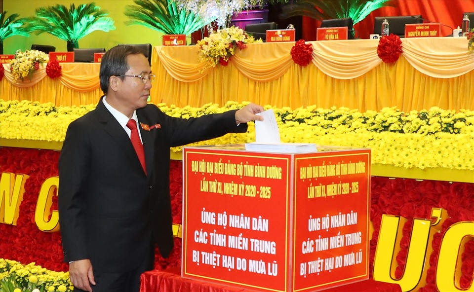 Ông Trần Văn Nam - vừa tái đắc cử Bí thư Tỉnh ủy Bình Dương quyên góp ủng hộ miền Trung. Ảnh: Dương Bình