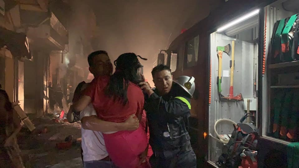 5 nạn nhân mắc kẹt trong đám cháy được đưa ra ngoài an toàn.