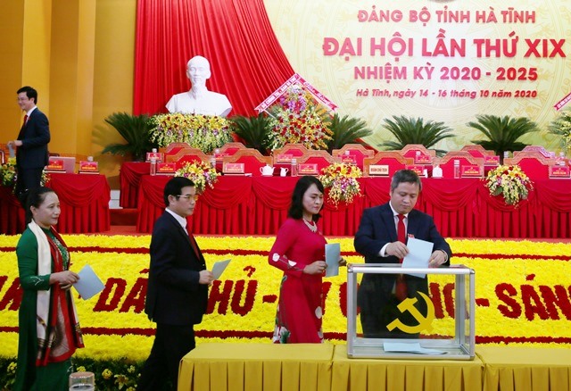 Các đại biểu bầu Ban Chấp hành Đảng bộ tỉnh Hà Tĩnh khóa 19, nhiệm kỳ 2020 - 2025. Ảnh: TT.