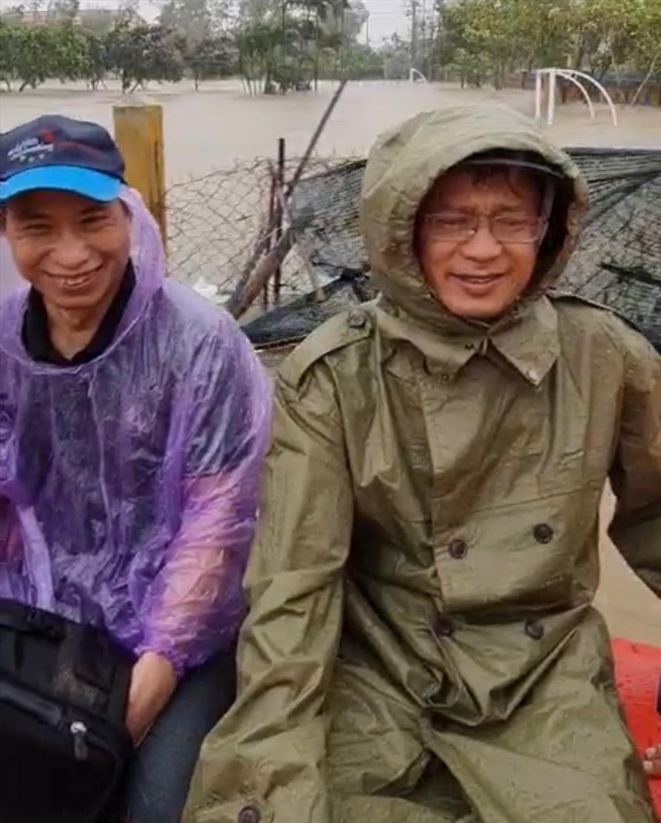 Anh Phạm Văn Hướng (bên trái). Ảnh cắt từ clip