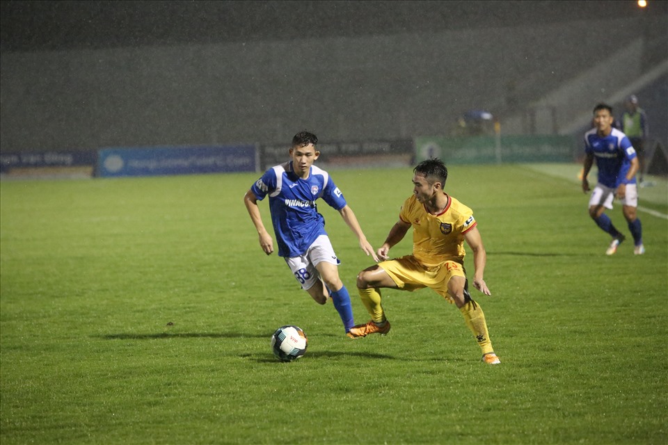 Trận đấu Hà Tĩnh - Quảng Ninh diễn ra với điều kiện khá xấu. Ảnh: HLHT