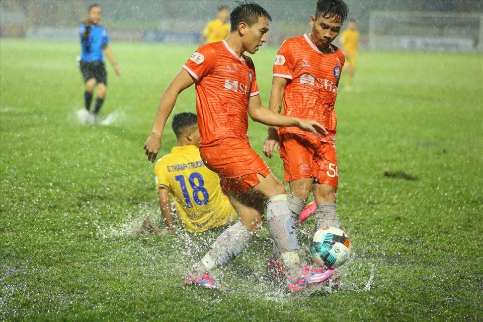 DNH Nam Định có một thế trận tốt và lợi thế dẫn bàn trước SHB Đà Nẵng. Mặt sân xấu khiến đội khách không thể thay đổi tình thế.