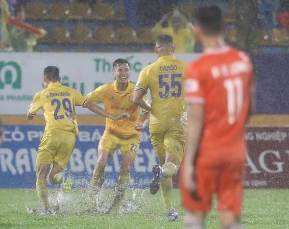 Chiến thắng 1-0 dành cho Nam Định. Đội bóng thành Nam đã có 3 điểm quan trọng trong cuộc đua trụ hạng.