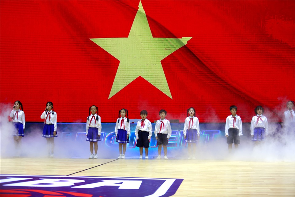 Sau lễ khai mạc là trận đấu giữa Saigon Heat và Cantho Catfish. Hình ảnh lễ chào cờ khiến nhiều người có mặt ở VBA Arena không khỏi xúc động. Ảnh: Đức Anh