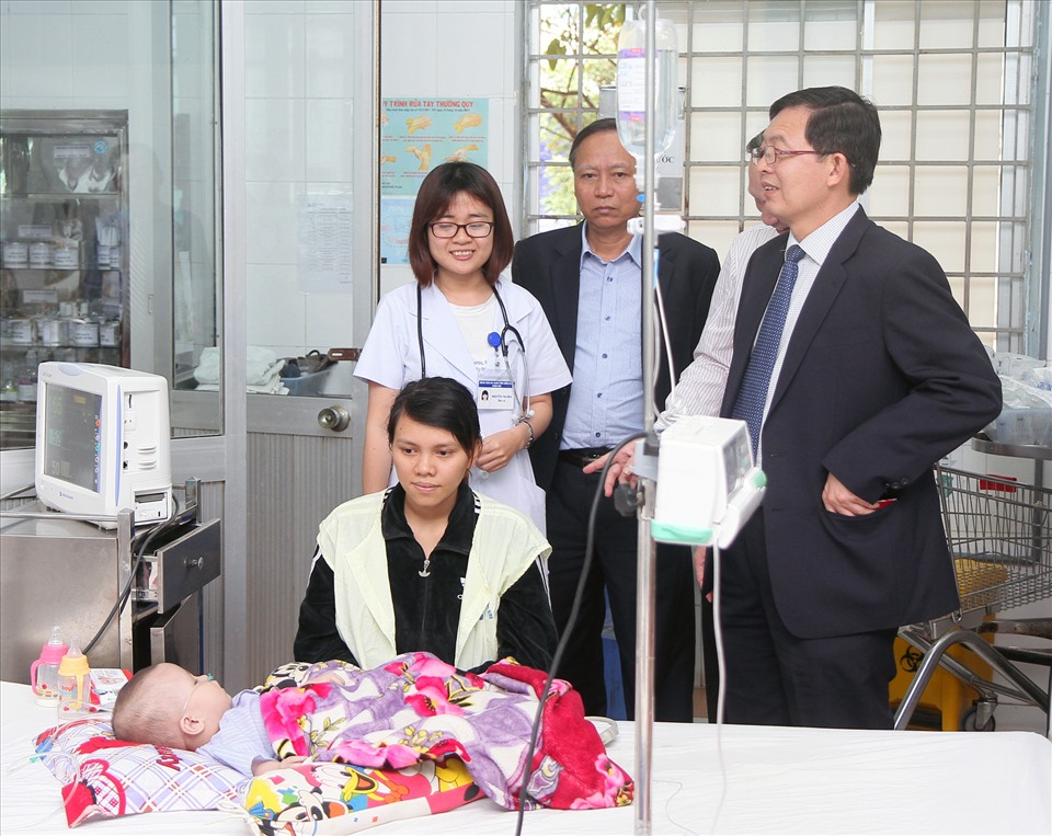 Chủ tịch UBND tỉnh Bình Định Hồ Quốc Dũng thăm bệnh nhân tại BVĐKBĐ