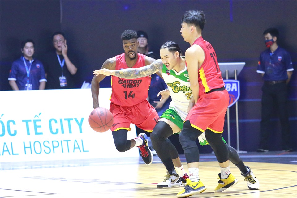 Saigon Heat (áo đỏ) áp đảo đối thủ trong trận ra quân giải bóng rổ VBA 2020. Ảnh: Đức Anh