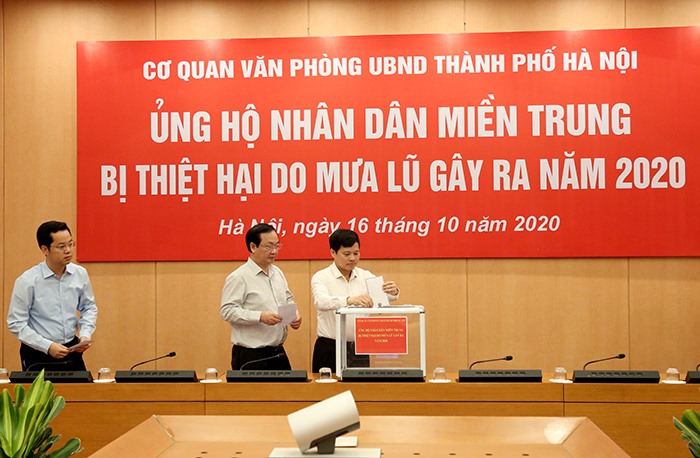Công đoàn Văn phòng UBND TPHà Nội tổ chức quyên góp ủng hộ đồng bào miền Trung.