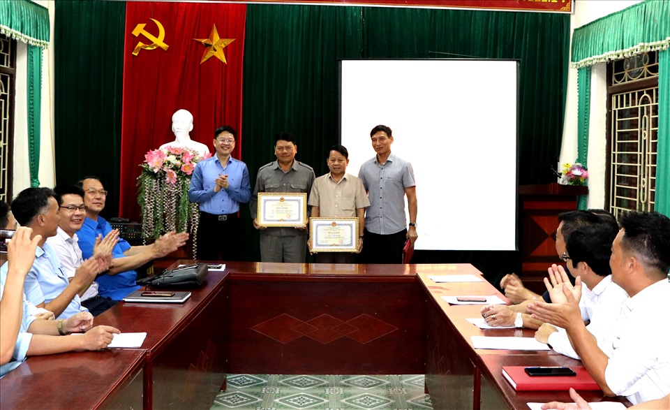 Ông Đinh Quang Tuyên - Phó Chủ tịch UBND tỉnh - (đứng thứ nhất bên trái) trao Bằng khen cho 2 nhà thầu thi công. Ảnh: Ngọc Liêm.