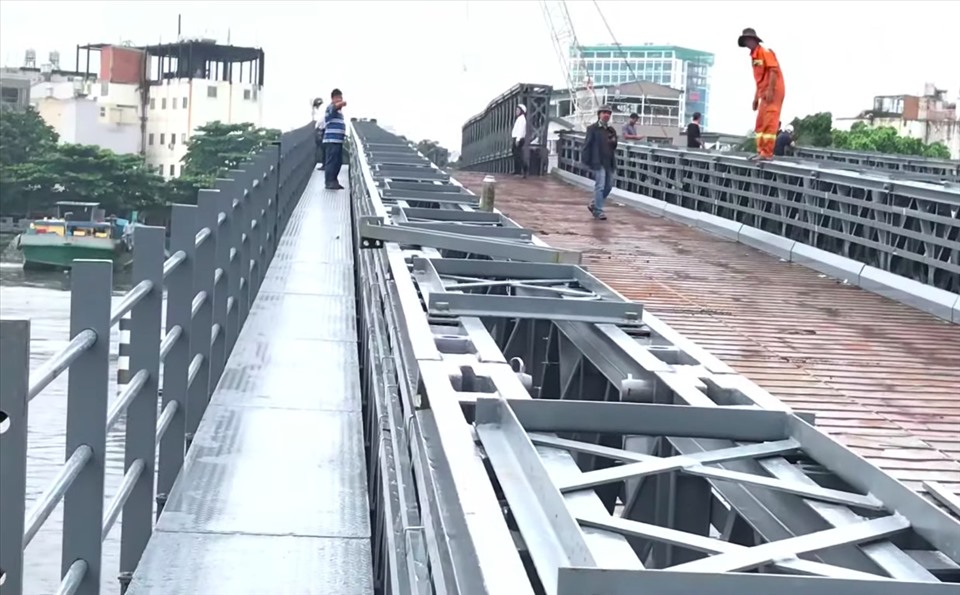 Các đơn vị chức năng đang kiểm tra hiện trường cầu An Phú Đông sau sự cố bị sà lan tông sáng nay - ảnh Hữu Huy